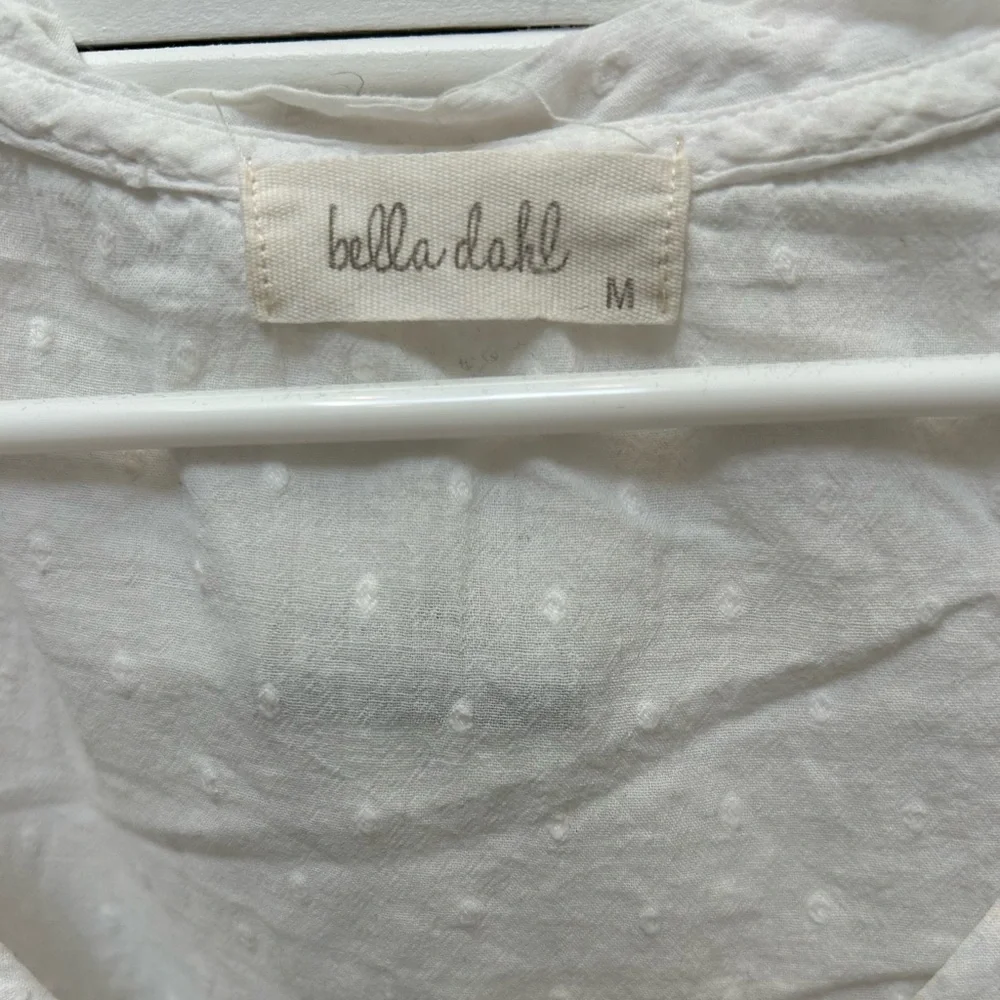 Bella Dahl White Short-Sleeve V-Neck Dot-Texture linen shirt - Picture 2 of 5